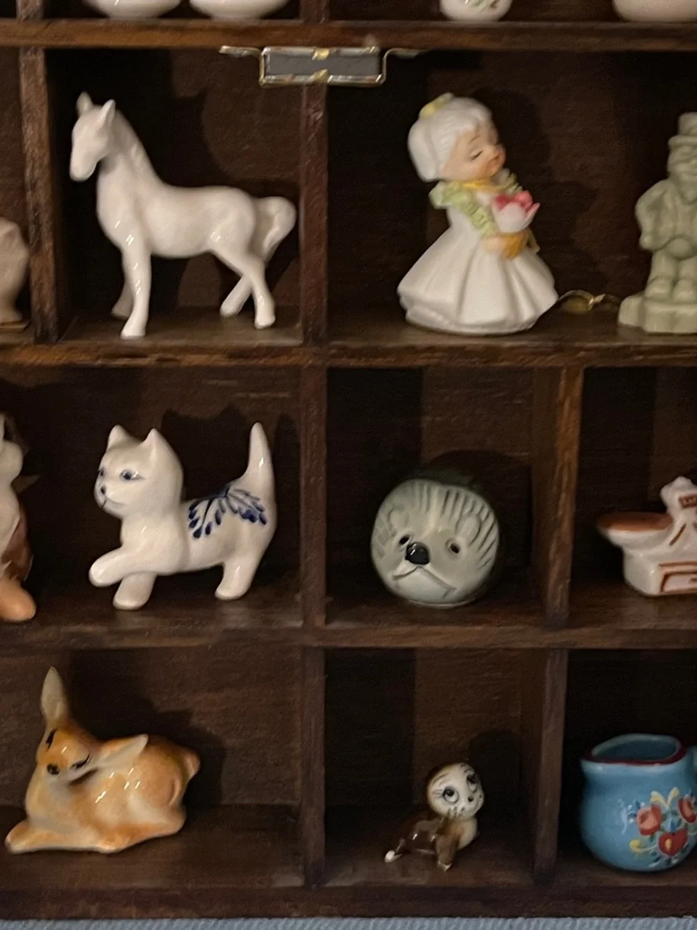 Vintage My Collection By Enesco Wooden Miniature Display Cabinet & 27 pieces - Picture 9 of 9